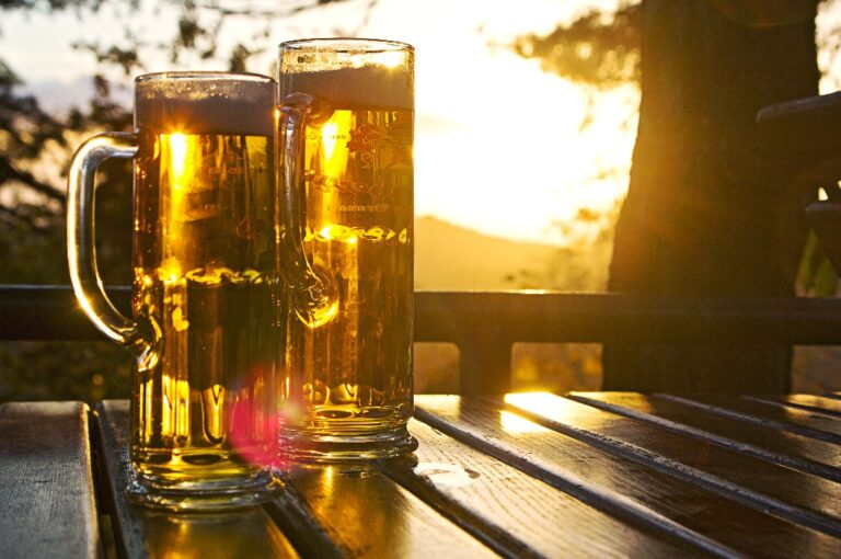 Biergläser im Abendlicht