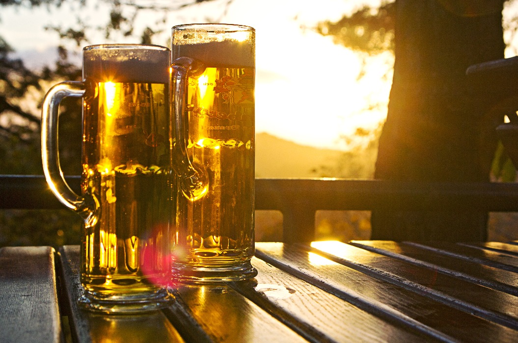 Biergläser im Abendlicht