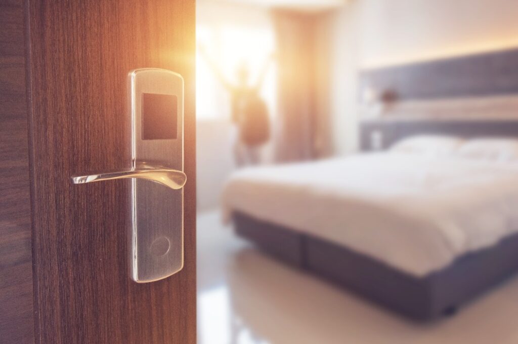 Am Morgen geöffnete Tür eines sonnendurchfluteten Hotelzimmers.