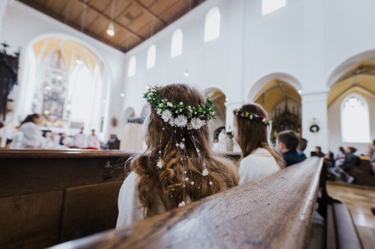 Mädchen und Jungen bei der Erstkommunion in der Kirche