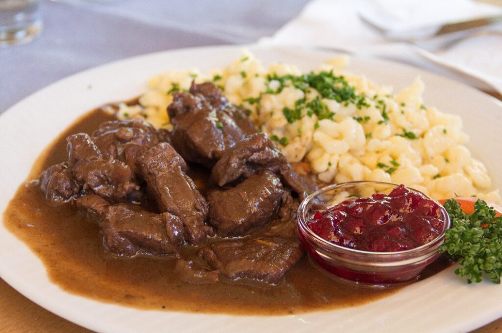 Regionale Spezialitäten der Grafschaft Bentheim: Hirschgulasch mit Spätzle